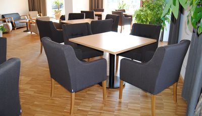 Restaurantbestuhlung mit Polsterstuhl TANJA und TILO