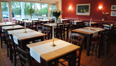 Restaurantbestuhlung mit Polsterstuhl TANJA und TILO