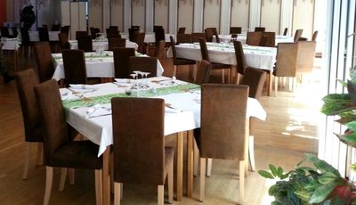Restaurantbestuhlung mit Polsterstuhl RELA