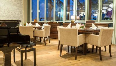 Restaurantbestuhlung mit Polsterstuhl ROBERT