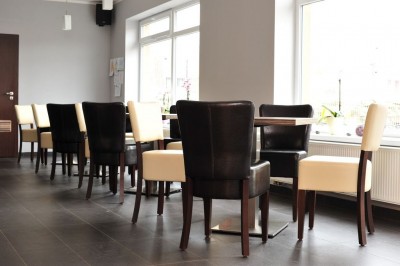 Restaurantbestuhlung mit Polsterstuhl TANJA und TILO