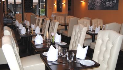 Restaurantbestuhlung mit Holzstuhl BIANCA und Holztische KIAN